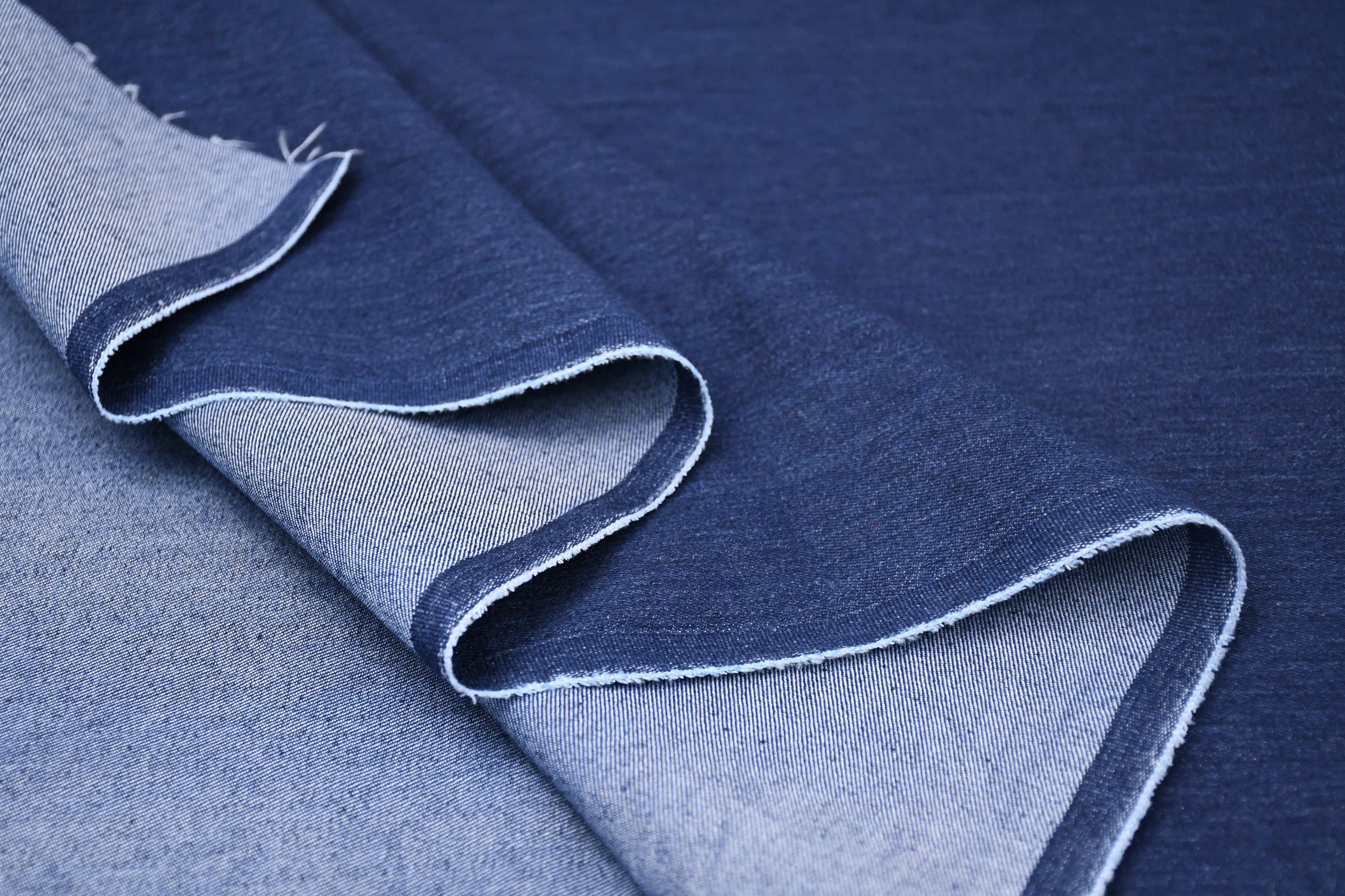 Denim stretch délavé doux 9 oz – Indigo foncé