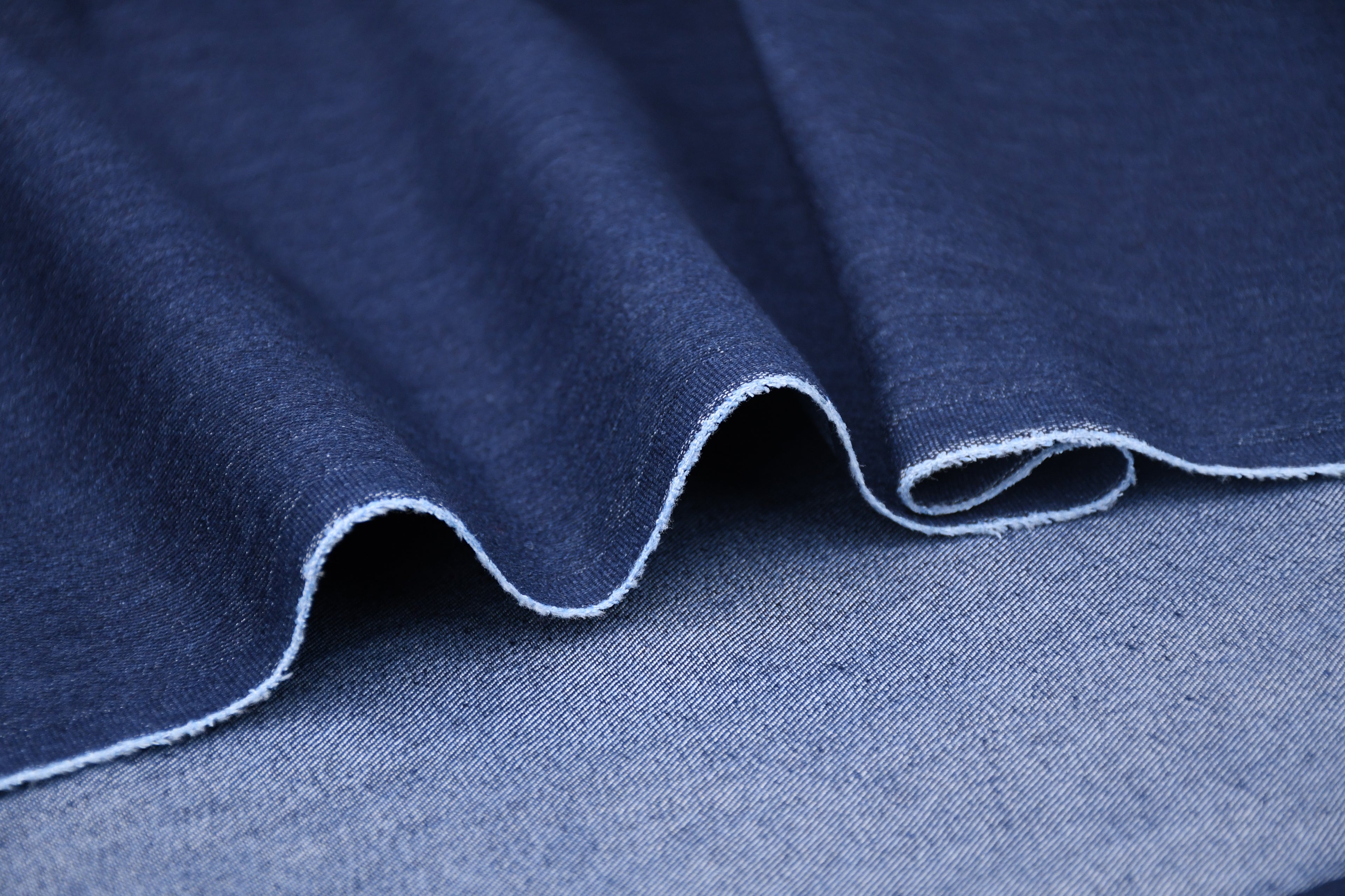 Denim stretch délavé doux 9 oz – Indigo foncé