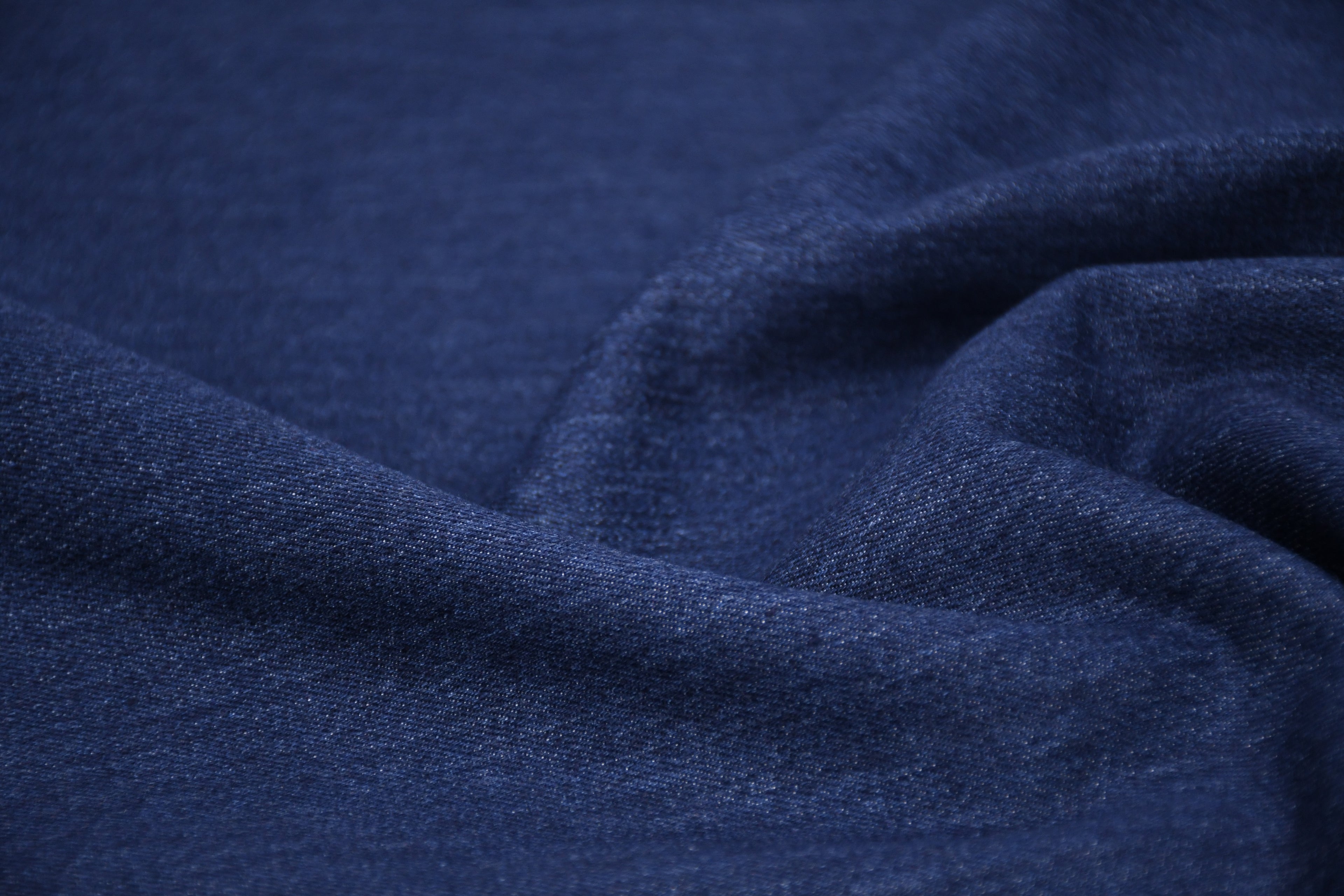 Denim stretch délavé doux 9 oz – Indigo foncé